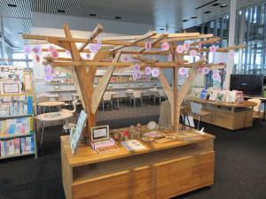 木のおもちゃコーナーに桜が咲きました