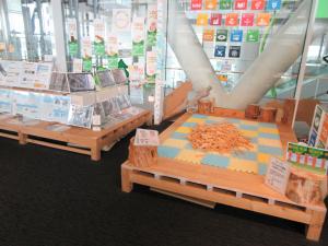 小上がりになっている積み木コーナー　お子様が遊んでいるときに横に座って一緒に楽しめます